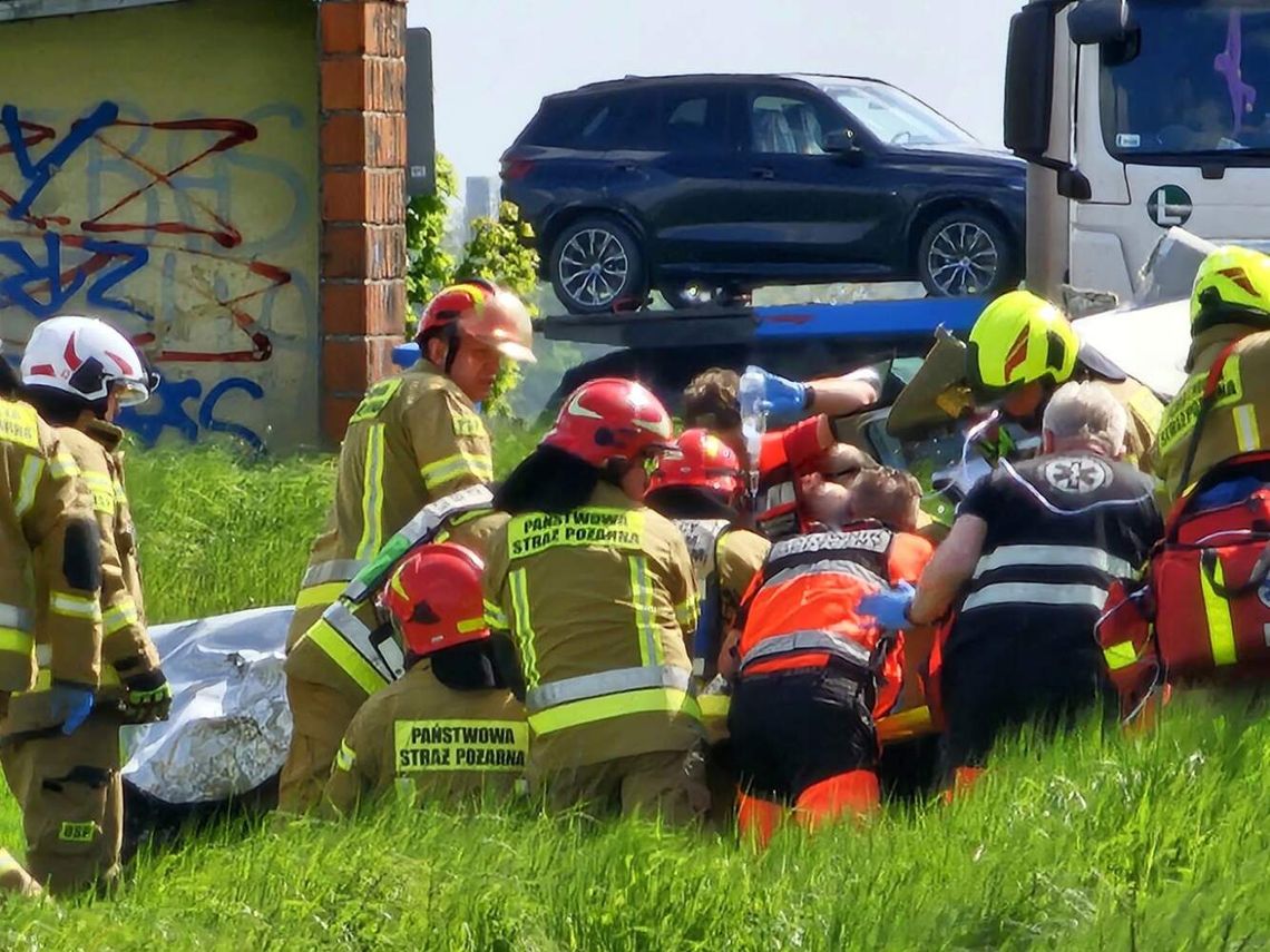 Zderzenie z ciężarówką. Nieprzytomna kobieta uwięziona we wraku