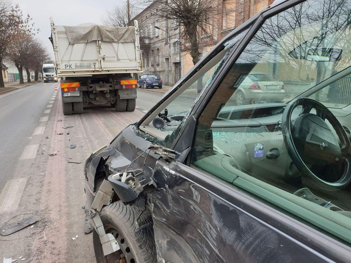 Zderzenie z ciężarówką w centrum Opatówka ZDJĘCIA