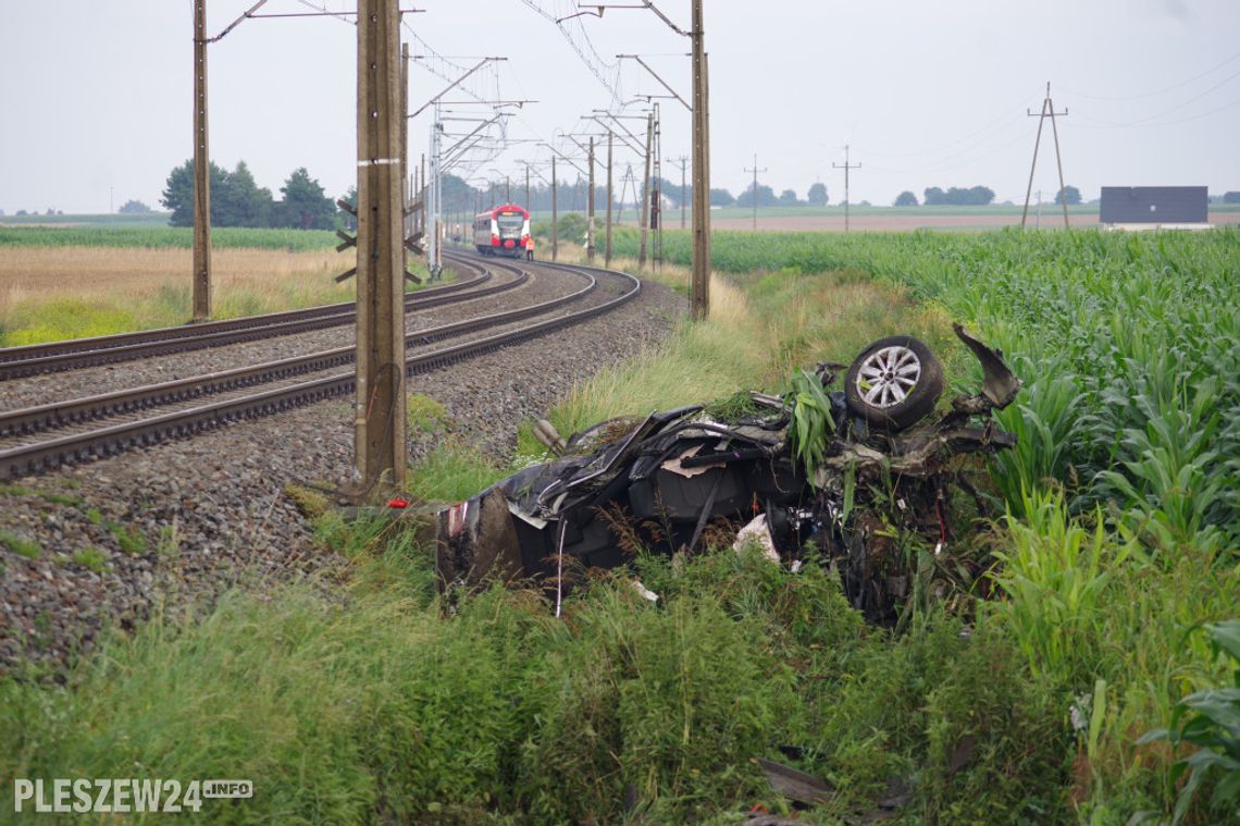 Zderzenie z pociągiem. Auto zmiażdżone Zderzenie z pociągiem. Auto zmiażdżone
