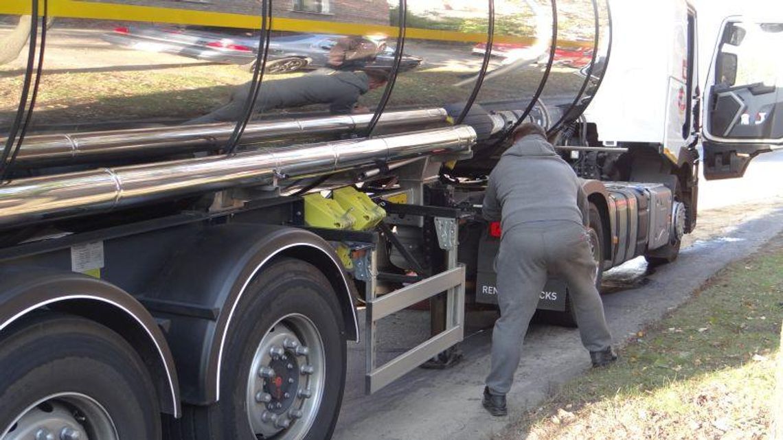 Zderzenie z TIR-em. Setki litrów ropy na drodze ZDJĘCIA