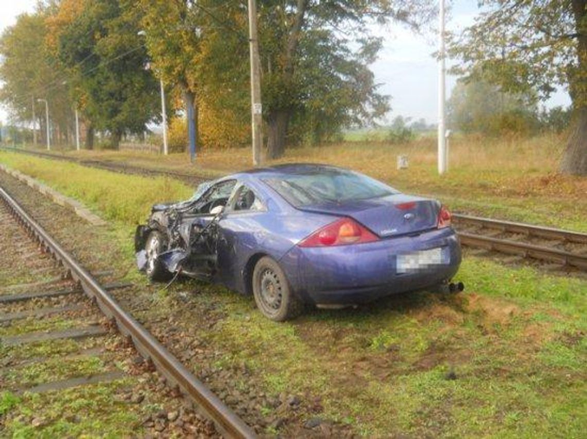 Zderzył się z pociągiem. Z wypadku wyszedł bez szwanku ZDJĘCIA