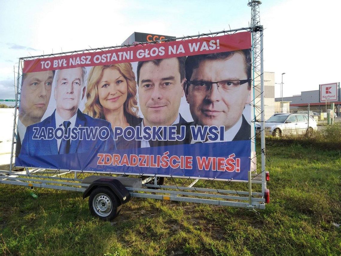 „Zdradziliście wieś!”. Politycy z naszego okręgu na mobilnych banerach ZDJĘCIA