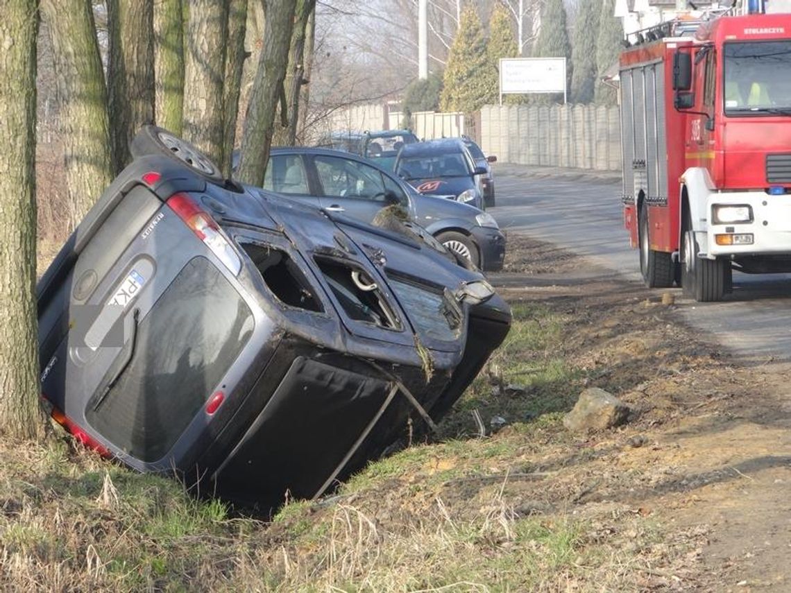 Zepchnęła renault z drogi. Auto dachowało w rowie ZDJĘCIA