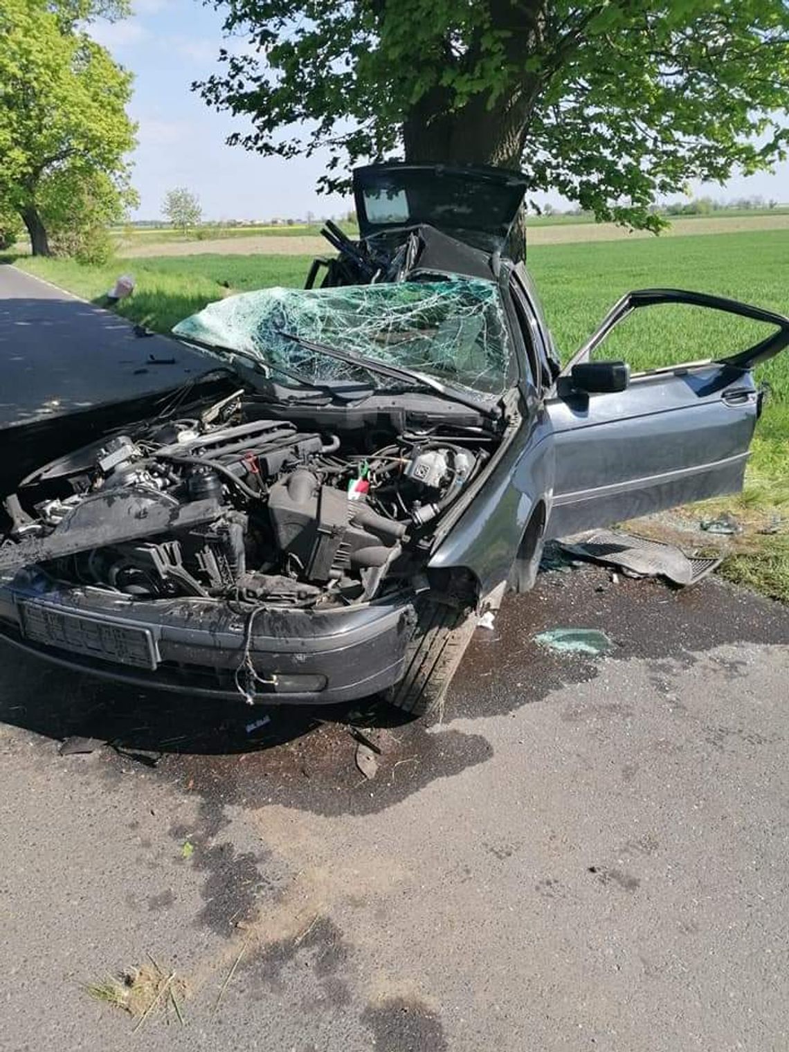 Zginął młody mężczyzna. Kierowca przewożący samochód na lawecie uderzył w drzewo