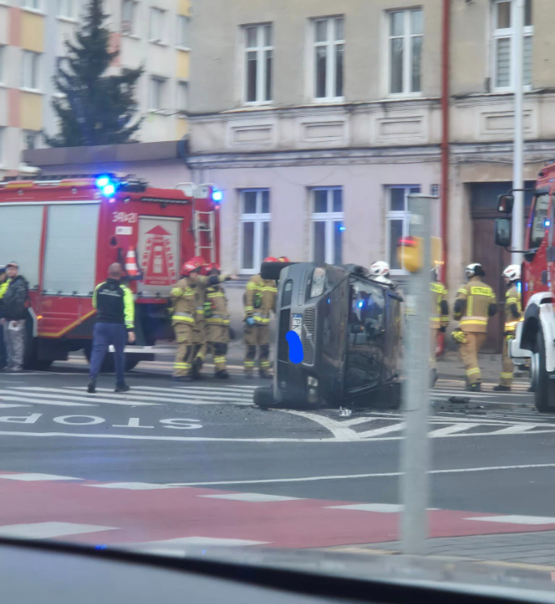 Zignorował czerwone światło. Auto przewróciło się na bok