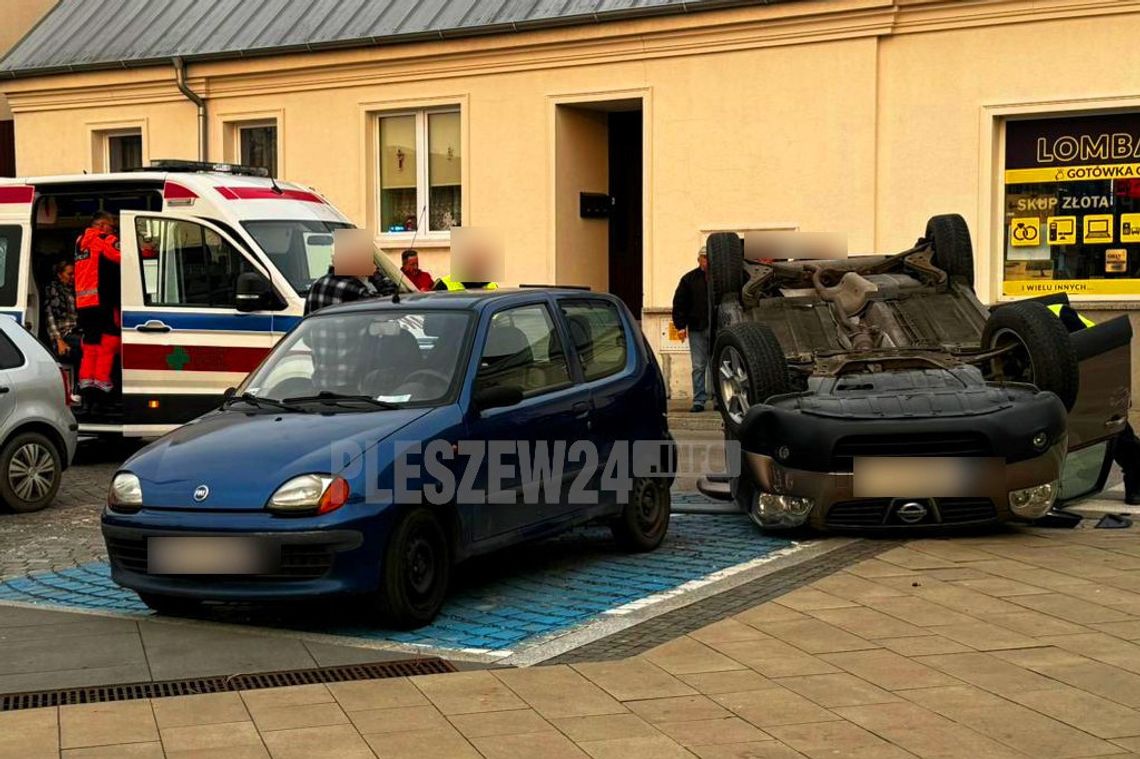 Zignorowała znak STOP. Auto dachowało