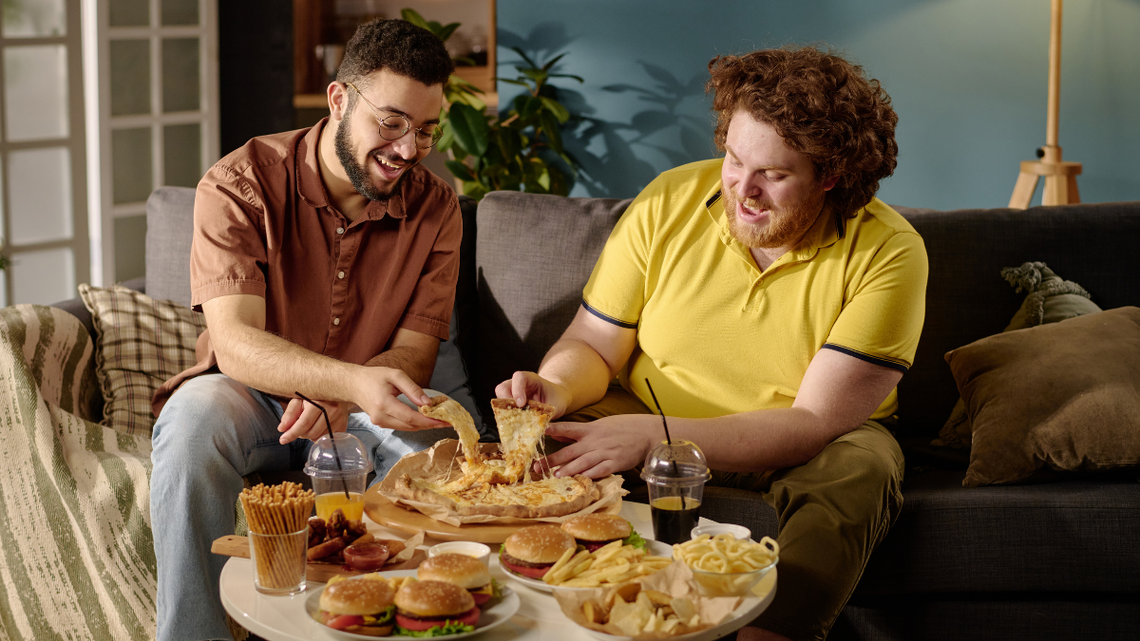 Zimą nie jedz kolacji zbyt późno. Podskoczy ci poziom cukru