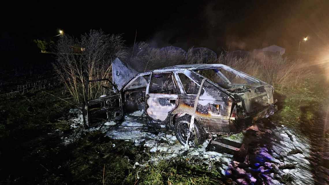 Zjechał z drogi i dachował. Polonez spłonął na polu ZDJĘCIA Zjechał z drogi i dachował. Polonez spłonął na polu ZDJĘCIA