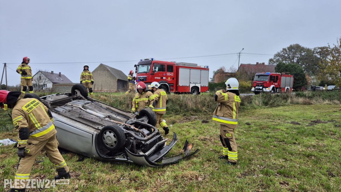 Zjechał z drogi i dachował. Poszkodowany z urazem głowy