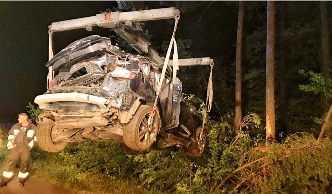 Zjechał z drogi i uderzył w drzewo. Kierowca zginął na miejscu