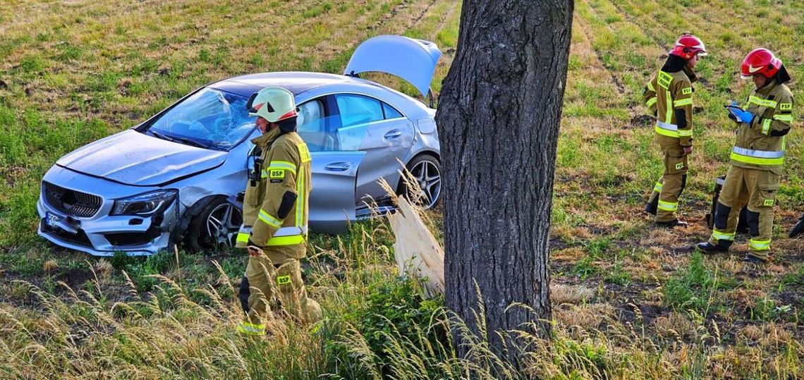 Zjechała z drogi i uderzyła w drzewo. 64-latka w szpitalu