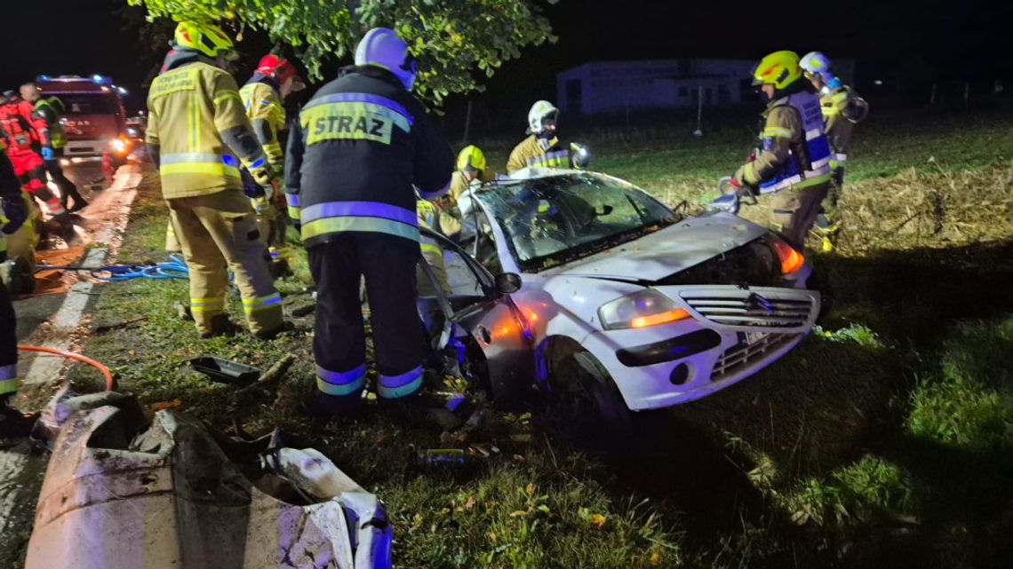 Zjechała z drogi i uderzyła w drzewo. Młoda kobieta zginęła na miejscu