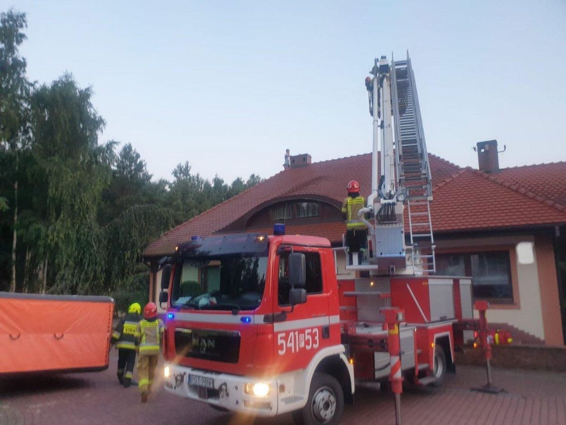 Złodziej przed policją uciekł na dach i zagroził samobójstwem. Użyto podnośnika, lin i ręcznego miotacza pieprzu ZDJĘCIA