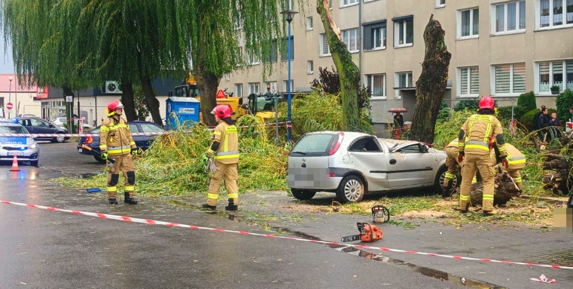 Zmiażdżone auto, zablokowane drogi. Co dalej z pogodą?