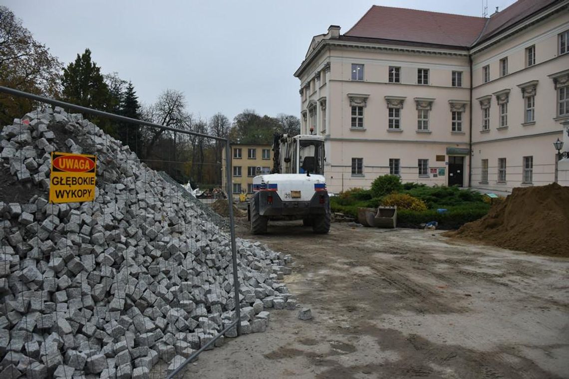 Zmienia się wnętrze i otoczenie Starostwa Powiatowego w Kaliszu ZDJĘCIA