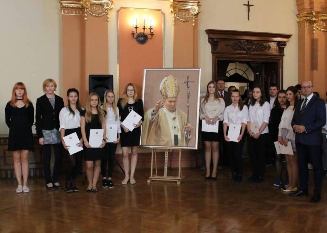 Znamy nazwiska stypendystów im.  Jana Pawła II. Sprawdź, kto jest na liście