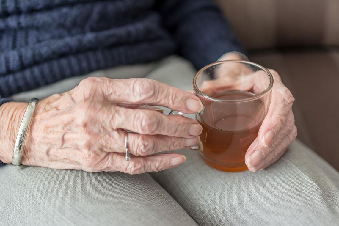 Znęcał się nad 80-letnią matką. Żeby zdobyć 10 złotych pobił staruszkę laską