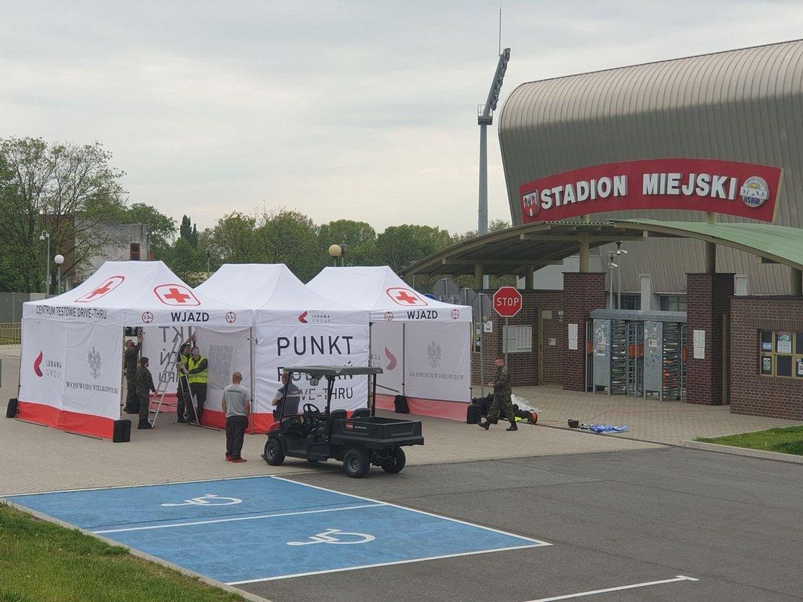 Żołnierze montują drive-thru. Od jutra będą testować kaliszan na obecność koronawirusa