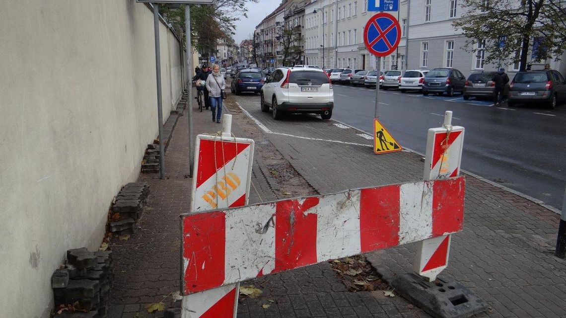 Zwężona dla kierowców, z kontrapasem dla rowerzystów. Trwają prace na ul. Śródmiejskiej