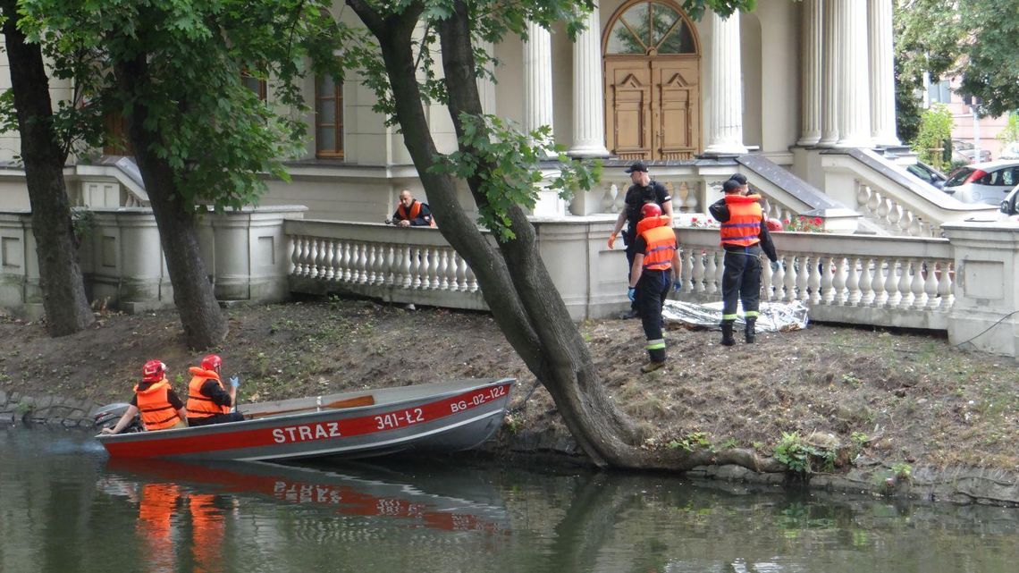 Zwłoki mężczyzny w rzece przy Villi Calisia ZDJĘCIA