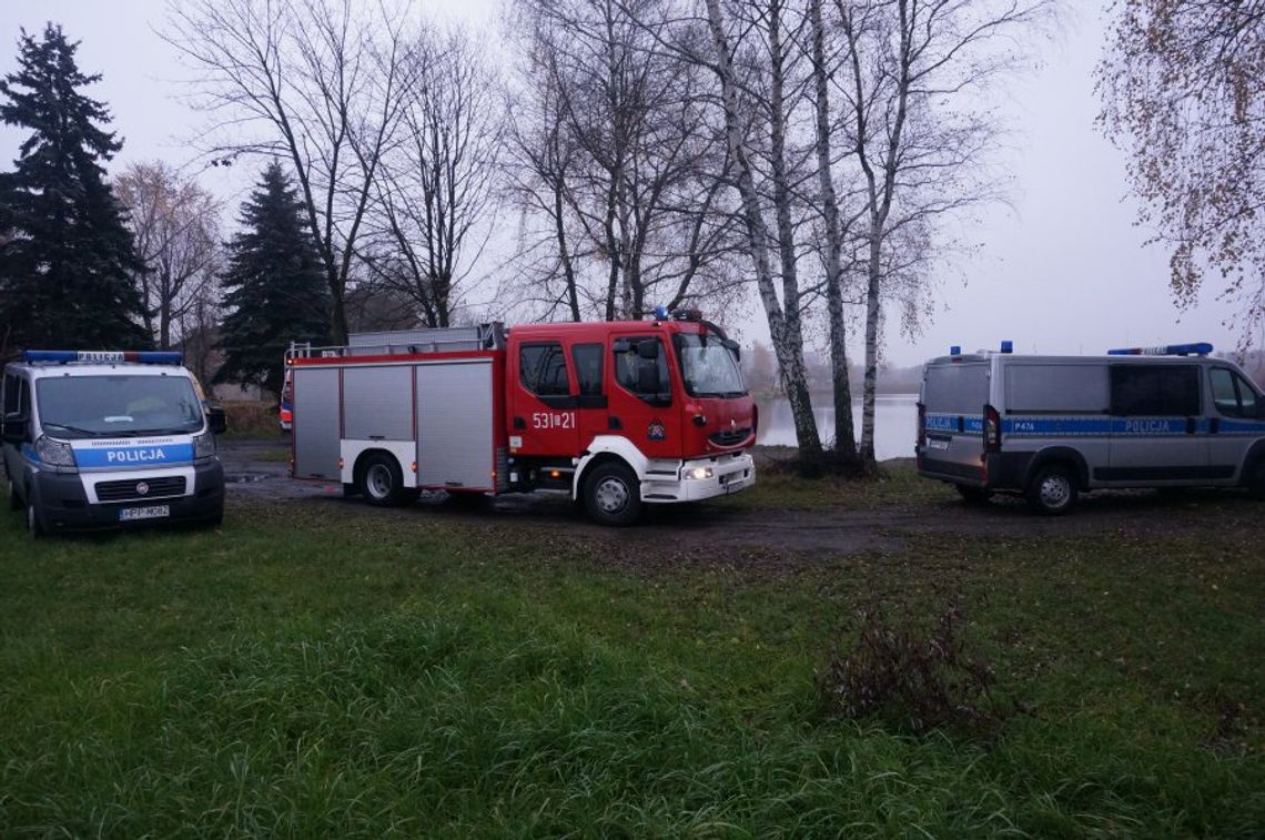 Zwłoki młodego mężczyzny w stawie. Na brzegu leżały butelki po alkoholu