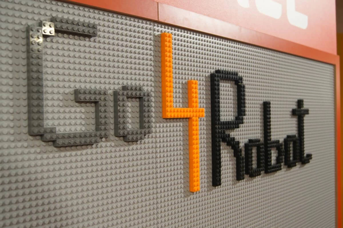 Logo Go4Robot z klocków